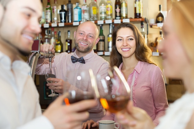 Trinkender Wein der Paare an der Bar