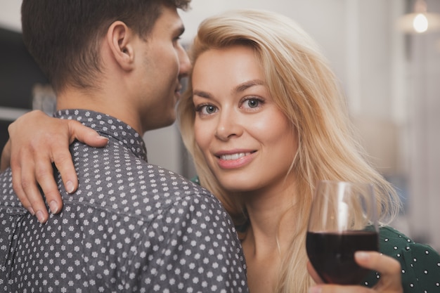 Trinkender Wein des glücklichen Paars zusammen zu Hause