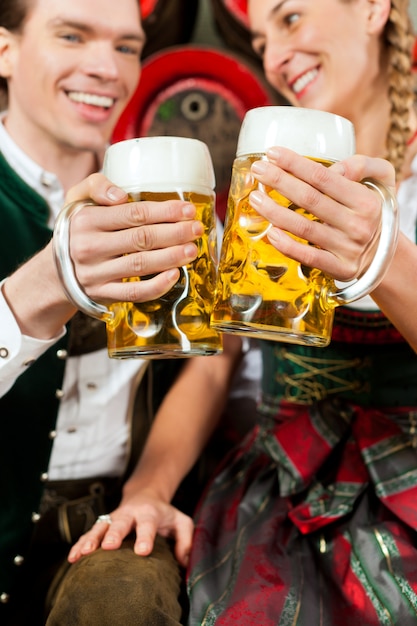 Trinkendes Bier der Paare in der Brauerei