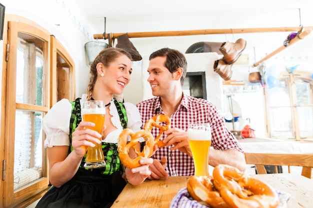 Trinkendes Weizenbier der Paare im bayerischen Restaurant