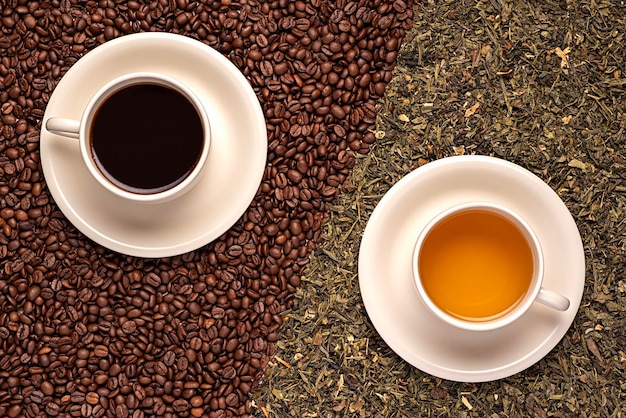 Trinkfotografie von Kaffee und grünem Tee