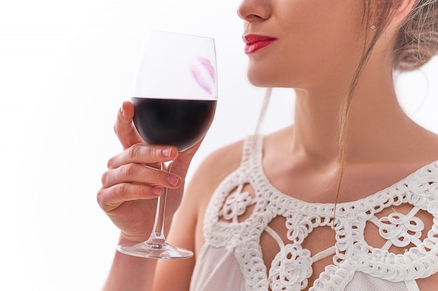 Trinkfrau mit roten Lippen und einem Glas trockenem Rotwein