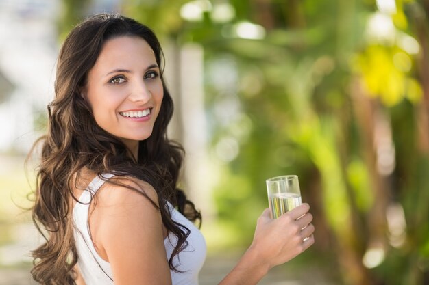 Trinkglas des hübschen Brunette Wasser