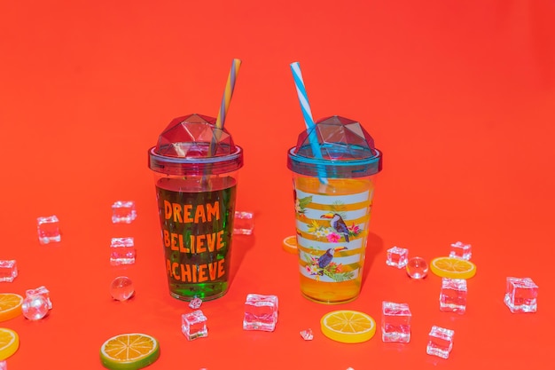 Trinkglas-Set für Kinder mit Tiermotiv, lustigem Strohhalm und funktionellen Trinklern
