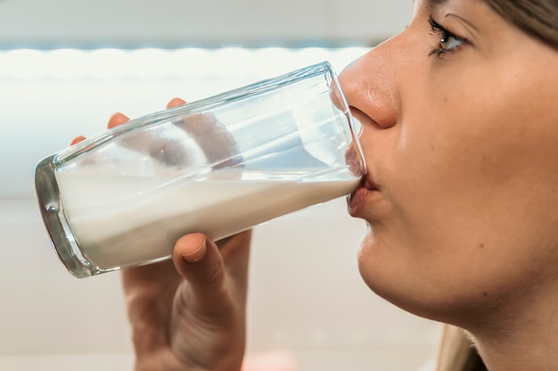 Trinkmilch der Frau. Frau trinkt aus einem Glas Sojamilch