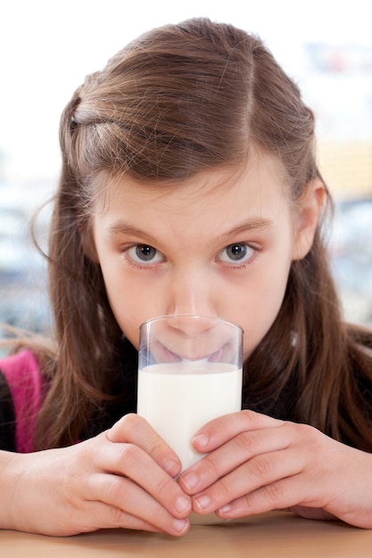 Foto trinkmilch des jungen mädchens