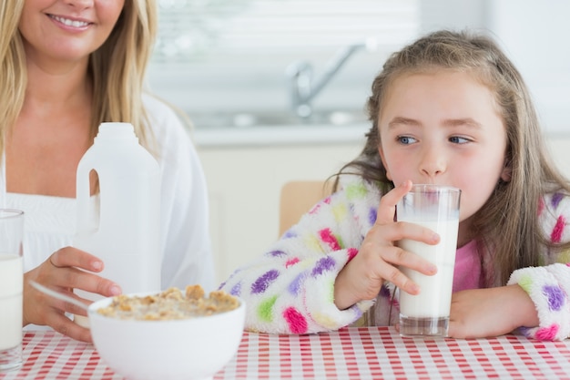 Trinkmilch des kleinen Mädchens