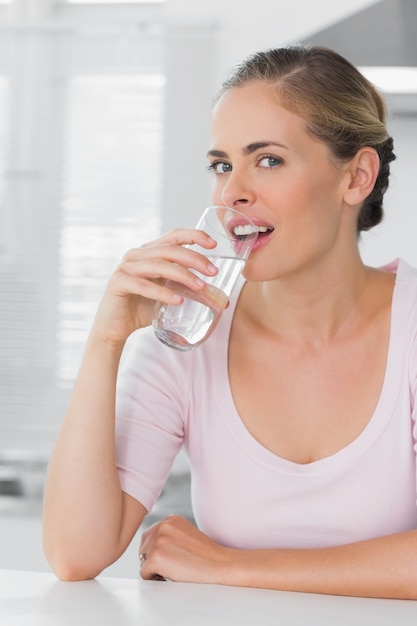 Trinkwasser der attraktiven Frau