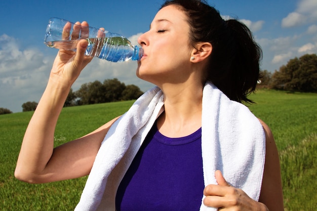 „Trinkwasser der Frau nach der Arbeit aus“