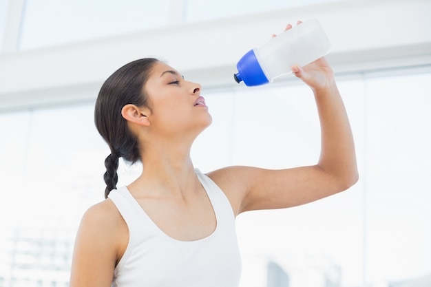 Trinkwasser der geeigneten Frau im Eignungsstudio