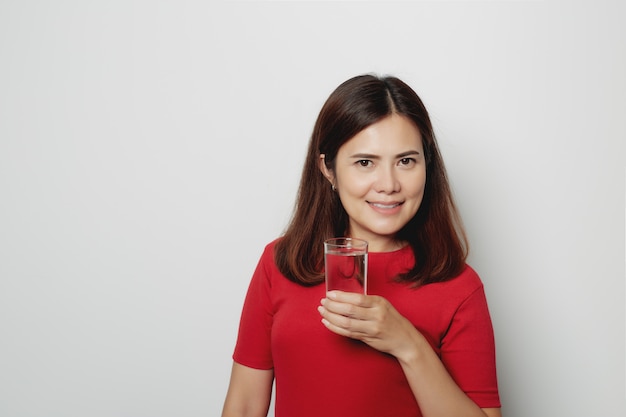 Trinkwasser der hübschen frau vom glas