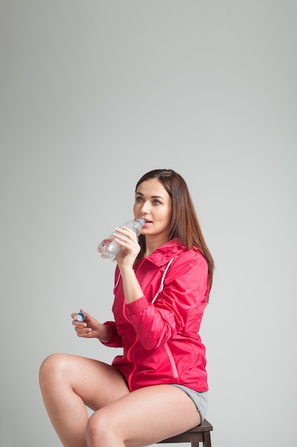 Foto trinkwasser der jungen frau