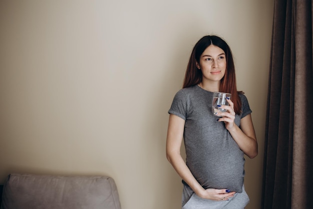 Trinkwasser der jungen schwangeren Frau