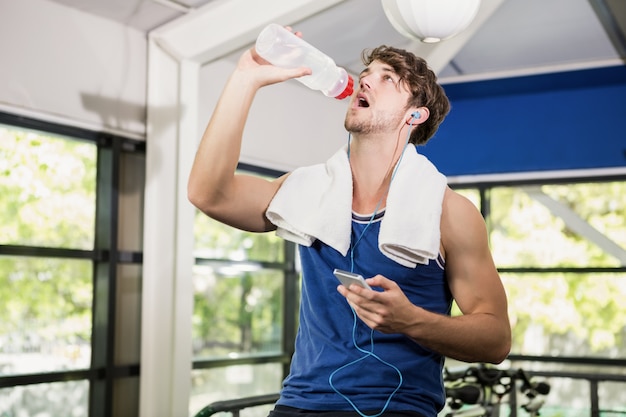 Trinkwasser des Mannes beim Trainieren