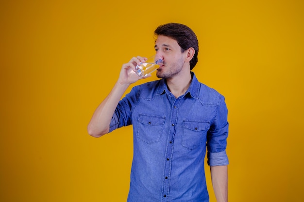 Trinkwasser des Mannes im gelben Hintergrund.