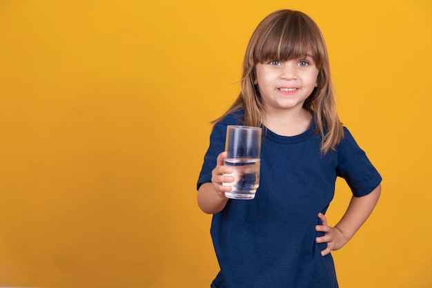 Trinkwasser des schönen kleinen kaukasischen Mädchens Hydratations- und Gesundheitskonzept