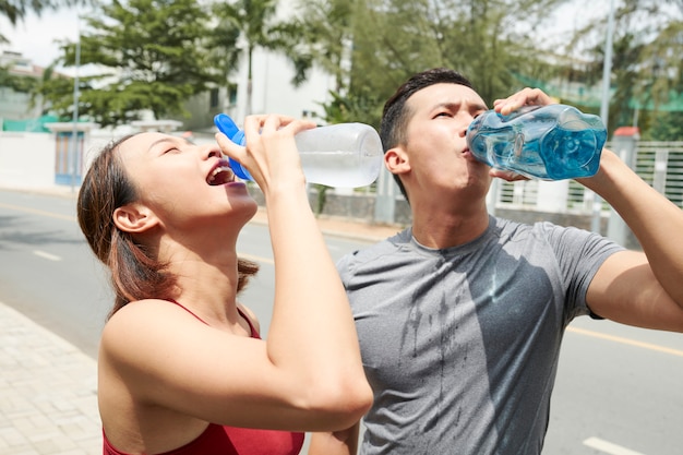 Trinkwasser des sportlichen Paares