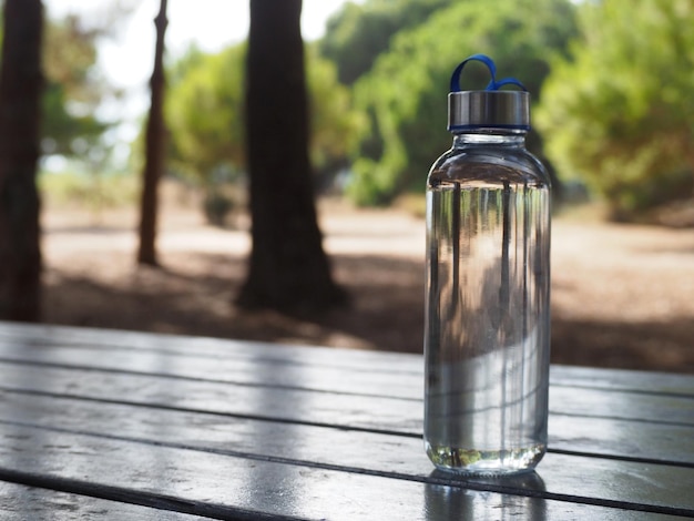 Trinkwasser in einer Glasflasche auf dem Tisch