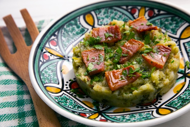 El trinxat de la Cerdanya es un plato típico catalán que se elabora con patata, col y cerdo