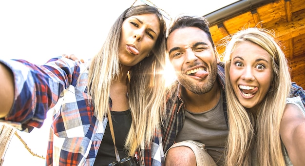 Trio de amigos tirando selfie na excursão de trekking