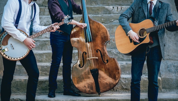 Trio de músicos com violão, banjo e contrabaixo