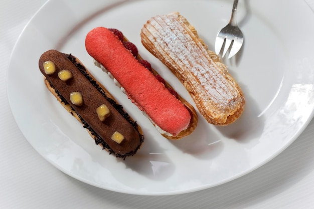 Trio de pastelaria e garfo de prata em uma sala de chá