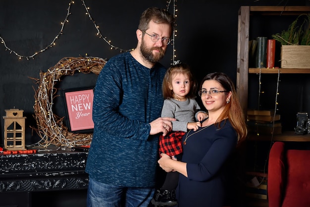 Trío de fotos de familia en un estudio festivo de Año Nuevo