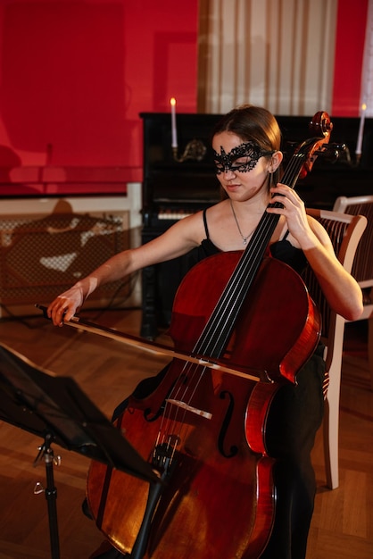 Trío musical con violines tocando en un evento teatral