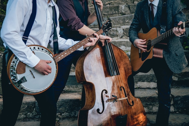 Trío de músicos con guitarra, banjo y contrabajo.