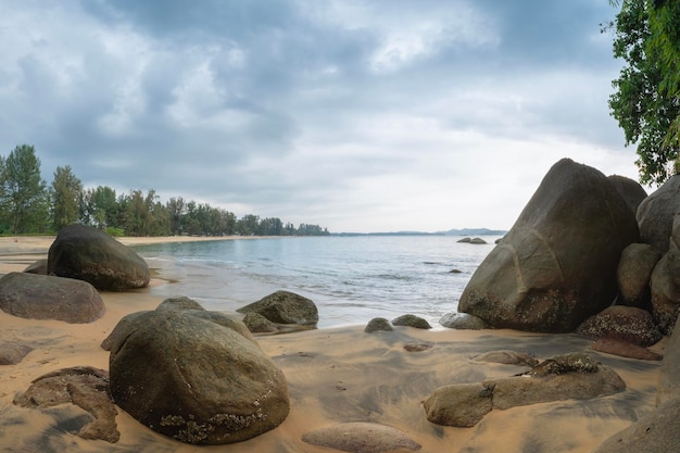 Trip bay beach con rocas y rocas durante el día un lugar para relajarse y vacacionar en Tailandia