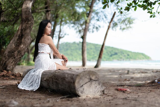 Trip Frau sexy Kleid weiß Reisen Meer Strand Frauengeschichte Frauentag