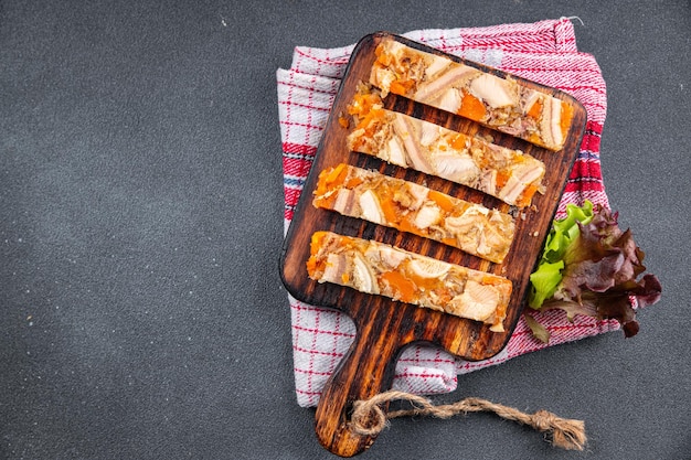 tripa de carne mini carne de bovino Cidra da Normandia em geléia refeição saudável comida lanche na mesa copie o espaço