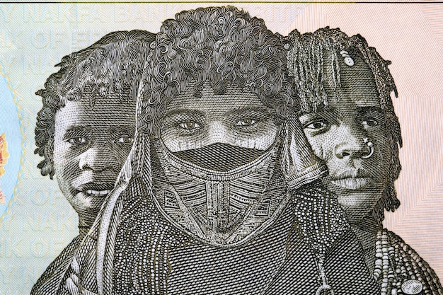 Tríptico de retratos lutadores da Eritreia com dinheiro