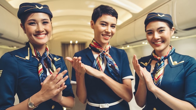 Tripulação de cabine batendo palmas no avião