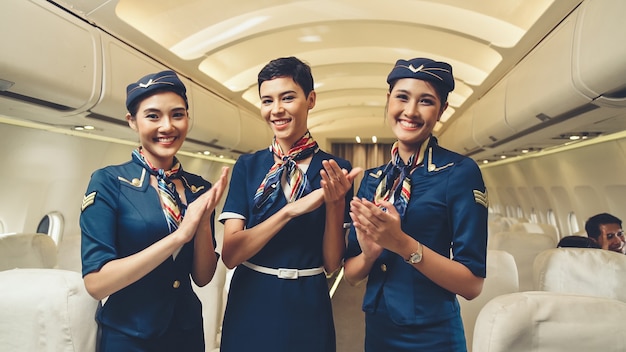 Tripulación de cabina aplaudiendo en avión