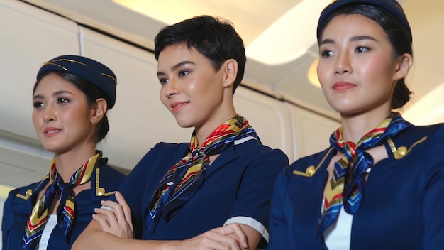 Tripulación de cabina bailando con alegría en avión. Concepto de transporte y turismo de aerolíneas.