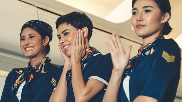 Tripulación de cabina bailando con alegría en avión