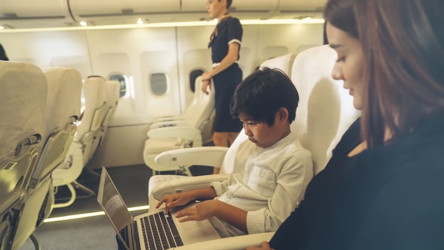 La tripulación de cabina brinda servicio a la familia en el avión.