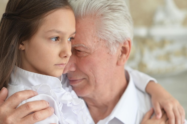 Triste abuelo y nieta