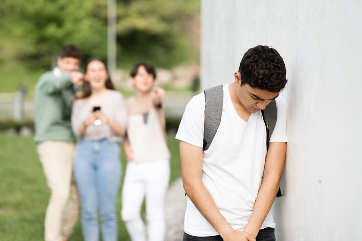 Triste adolescente hispano que sufre acoso