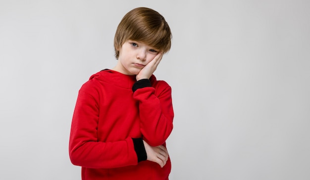 Triste adolescente en ropa de moda