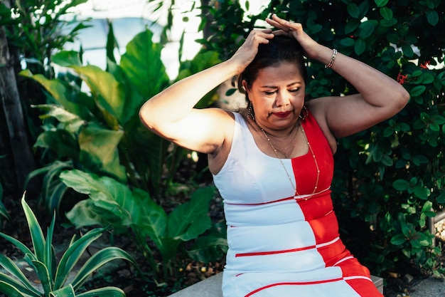 Triste anciana sentada en el parque