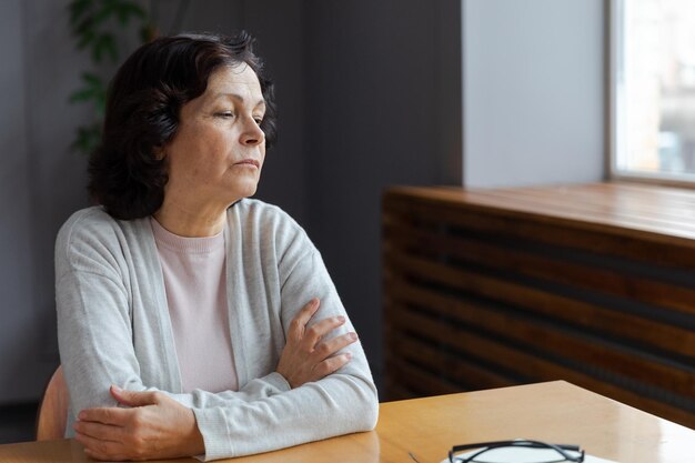 Triste cansado enfermo enfermo solitario decepcionado anciana mayor sentada en casa sola Abuela madura infeliz experimentando dolor muerte relativa malas noticias Anciana estresada que sufre de soledad