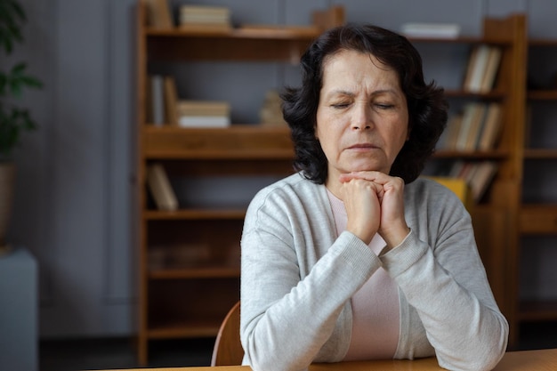 Triste cansado enfermo enfermo solitario decepcionado anciana mayor sentada en casa sola Abuela madura infeliz experimentando dolor muerte relativa malas noticias Anciana estresada que sufre de soledad