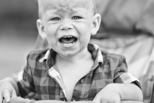 triste chateado bebê criança emoções menino retrato