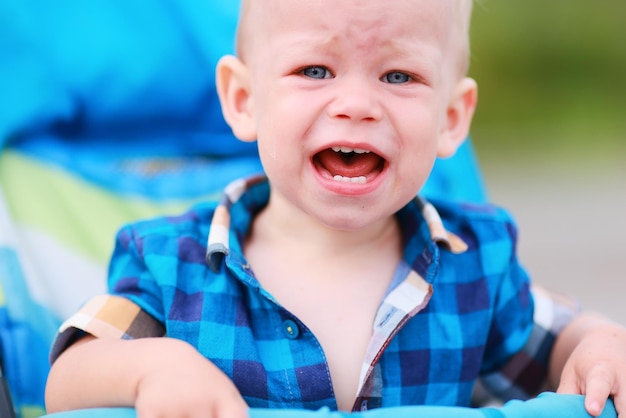 triste chateado bebê criança emoções menino retrato