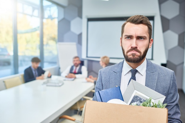 Triste empresario barbudo perdió su trabajo