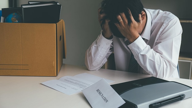 Foto triste empresario despedido sentado fuera de la oficina después de perder su trabajo