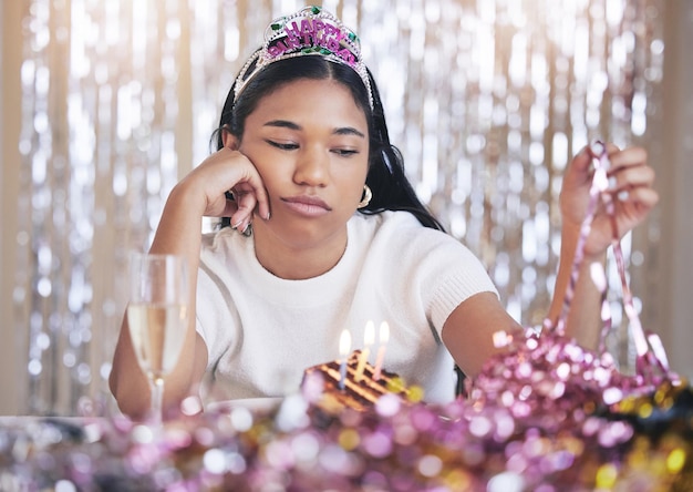 Triste evento de festa de aniversário de mulher solitária e depressão celebra isoladamente espera frustrada e ansiedade jovem mulher emocional parecendo deprimida entediada e irritada com a celebração mal-humorada fracassada