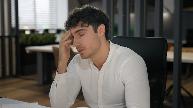 Triste, frustrado, desapontado, homem de negócios, empregador, líder de empresa, diretor executivo, chefe, recrutador, homem, gerente de RH.
